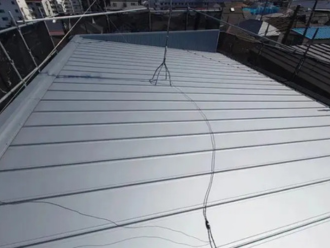 シルバー色の縦平葺き屋根